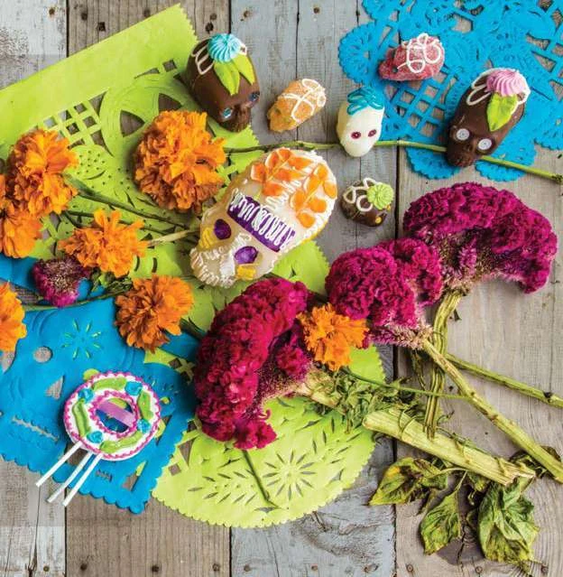 Flores de cempasúchil, calaveritas y papel picado